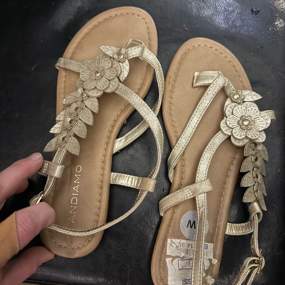 Elegant Gold Floral Sandals - Picture 2 of 3